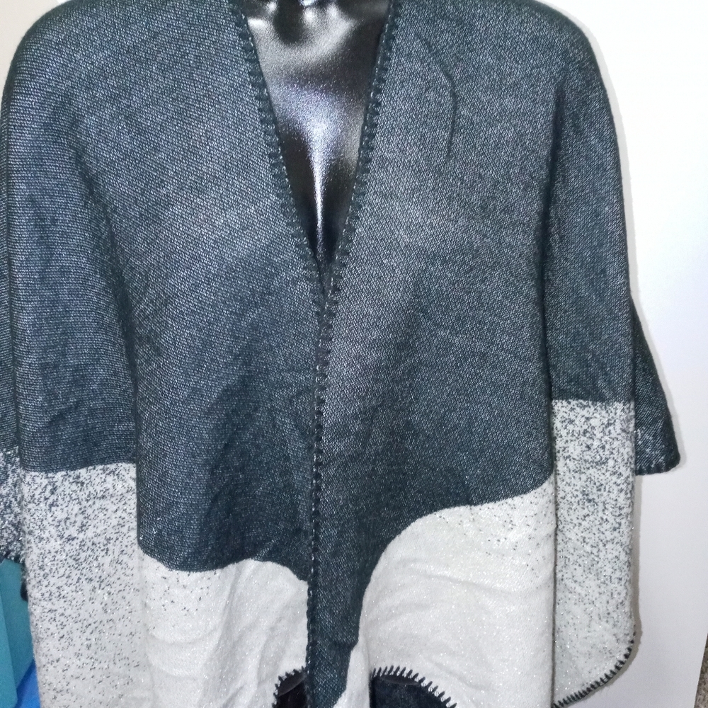 Women's cape/poncho